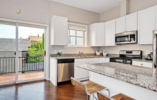 3 Bedroom / 2 Bath Light Filled Fully Updated Townhouse in Bucktown