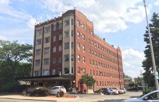 Historic Downtown Oak Park Studio & One-Bedroom Apartments For Rent